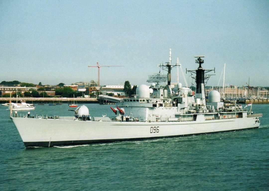 HMS Gloucester D96 Royal Navy Type 42 destroyer Photo Print or Framed Print - Hampshire Prints