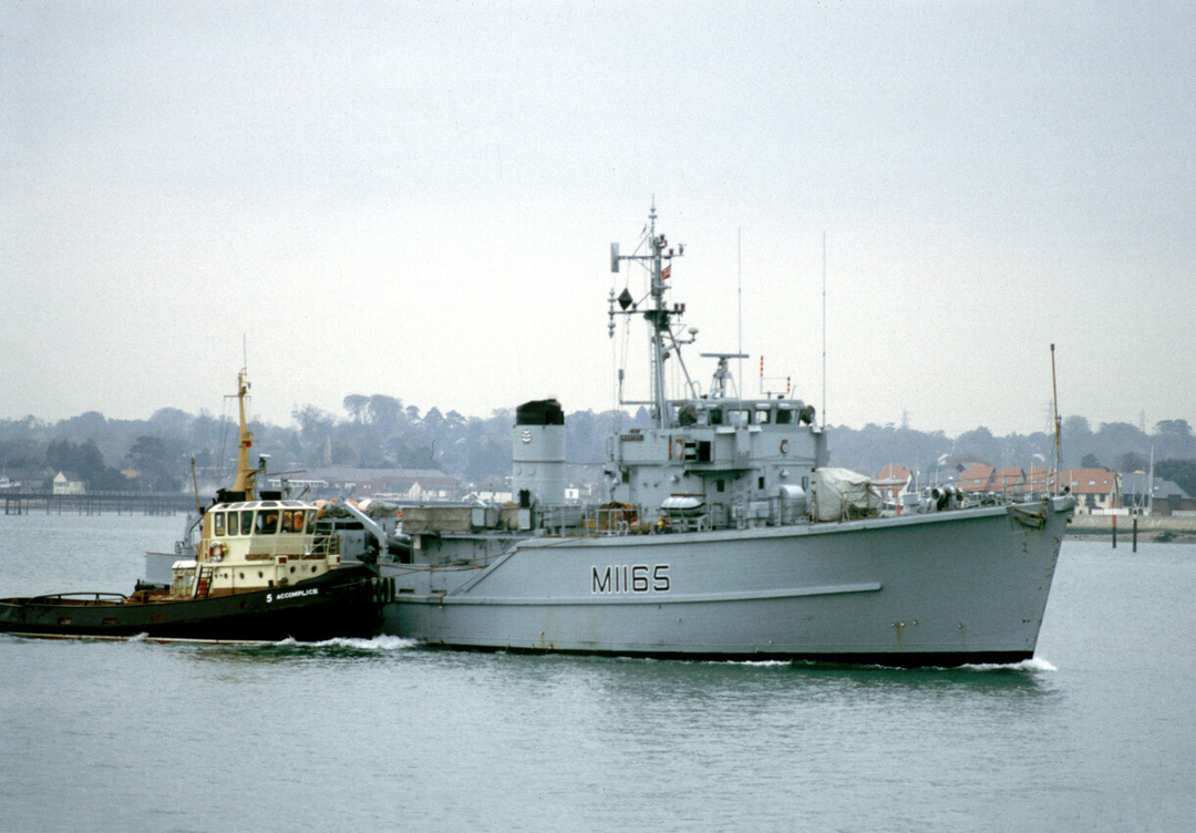 HMS Maxton M1165 Royal Navy Ton Class Minesweeper Photo Print or Framed Print - Hampshire Prints