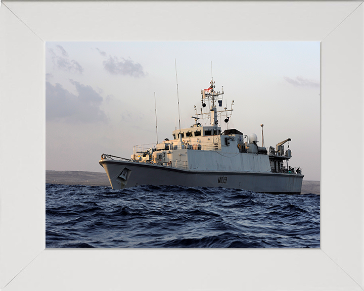 HMS Bangor M109 Royal Navy Sandown class minehunter Photo Print or Framed Print - Hampshire Prints