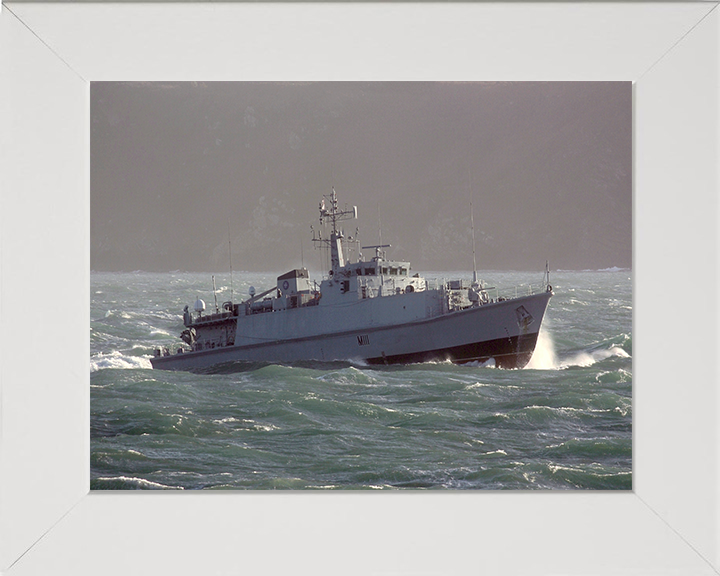 HMS Blyth M111 | Photo Print | Framed Print | Sandown Class | Minehunter | Royal Navy Hampshire Prints