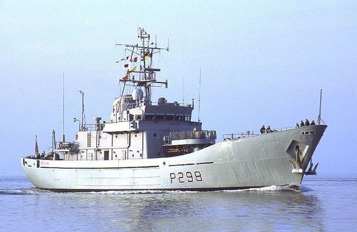 HMS Shetland P298 Royal Navy Island class Patrol Vessel Photo Print or Framed Photo Print - Hampshire Prints