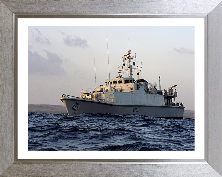 HMS Bangor M109 Royal Navy Sandown class minehunter Photo Print or Framed Print - Hampshire Prints