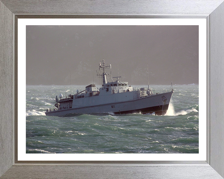 HMS Blyth M111 | Photo Print | Framed Print | Sandown Class | Minehunter | Royal Navy Hampshire Prints