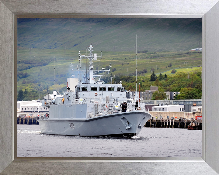 HMS Bangor M109 Royal Navy Sandown class minehunter Photo Print or Framed Print - Hampshire Prints