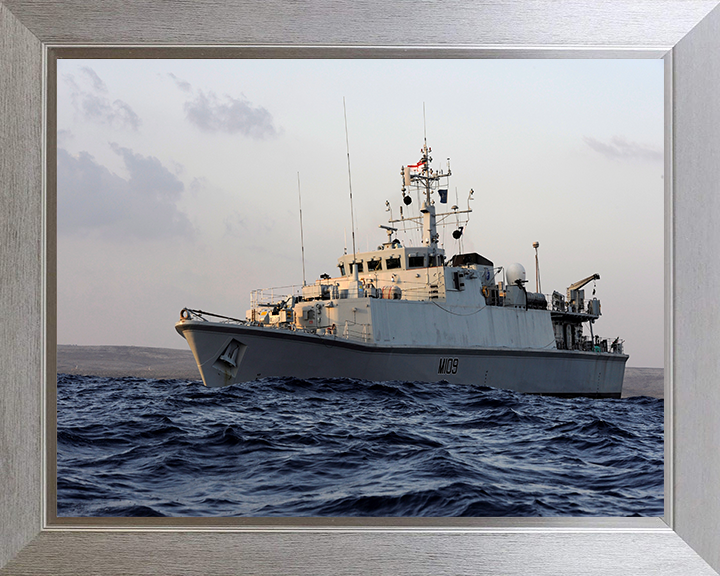 HMS Bangor M109 Royal Navy Sandown class minehunter Photo Print or Framed Print - Hampshire Prints