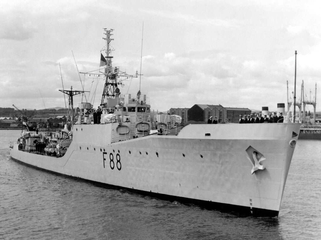 HMS Malcolm F88 Royal Navy Blackwood class frigate Photo Print or Framed Print - Hampshire Prints