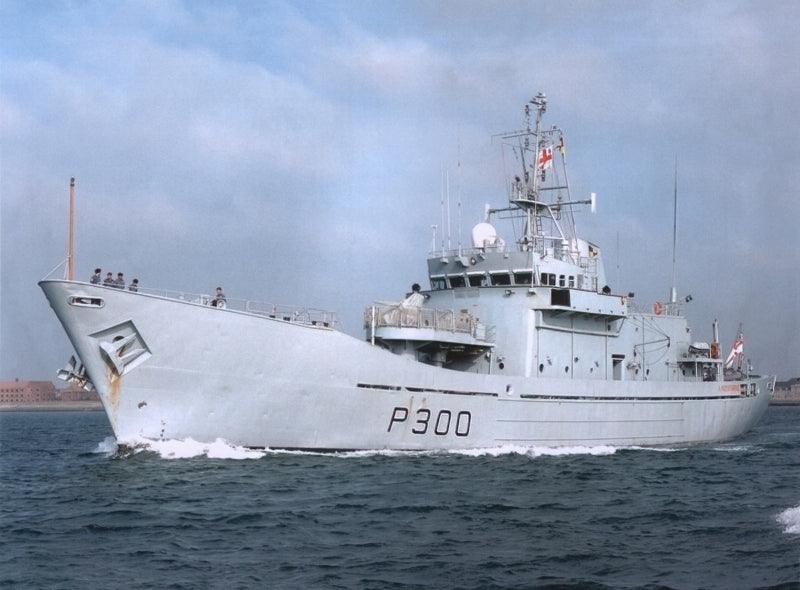 HMS Lindisfarne P300 Royal Navy Island class patrol vessel Photo Print or Framed Print - Hampshire Prints