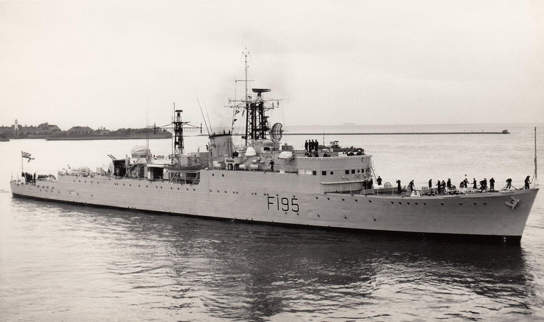 HMS Roebuck F195 (H95) | Photo Print | Framed Print | R Class | Destroyer | Royal Navy Hampshire Prints