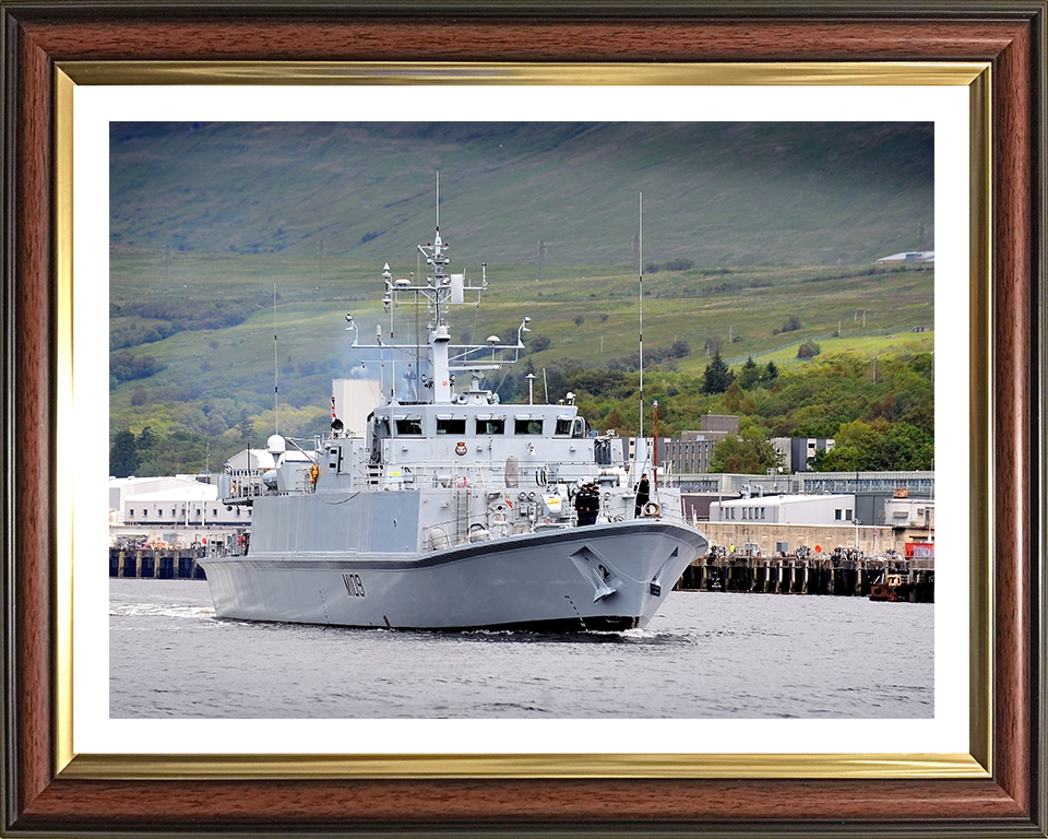 HMS Bangor M109 Royal Navy Sandown class minehunter Photo Print or Framed Print - Hampshire Prints