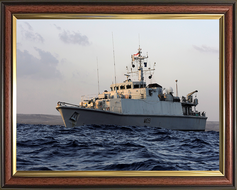 HMS Bangor M109 Royal Navy Sandown class minehunter Photo Print or Framed Print - Hampshire Prints