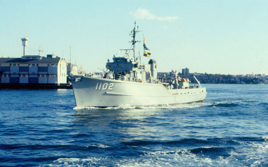 HMS Alcaston M1102 Royal Navy Ton Class Minesweeper Photo Print or Framed Print - Hampshire Prints